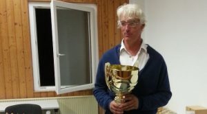 Klaus Gschwendtner mit Pokal bei der Siegerehrung in Gauting